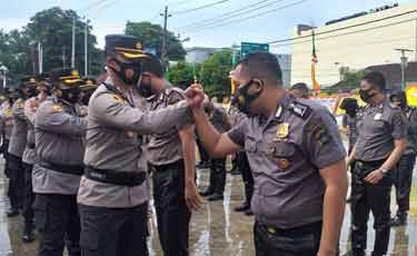 Naik Pangkat, 39 Personel Polres Pangkalpinang Sujud Syukur & Disiram Pakai Mobil Damkar