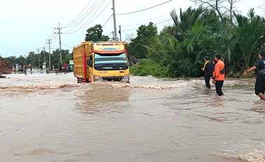 Banjir di Jalan Desa Nibung Tak Kunjung Surut, Sejumlah Warga Pilih Ojek Truk dan Putar Balik
