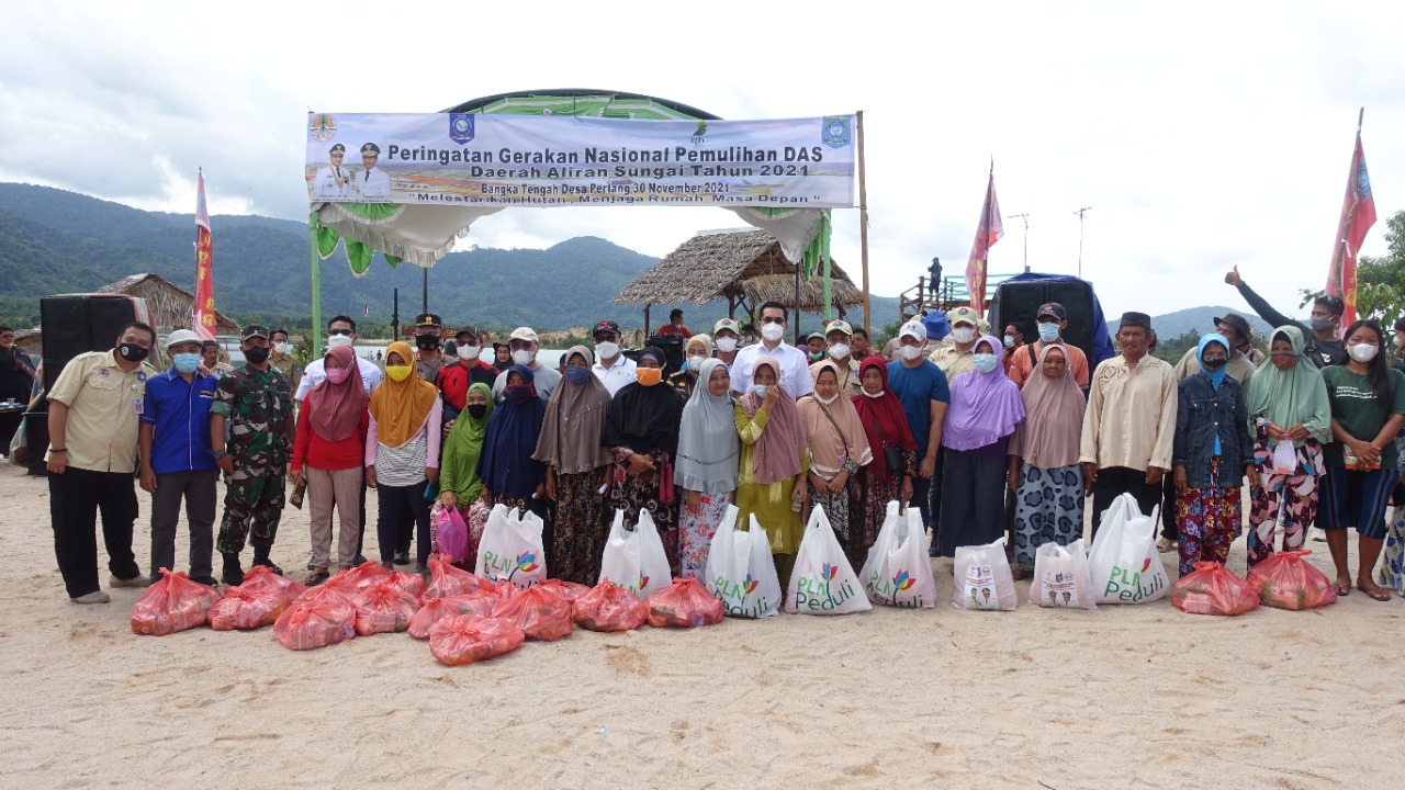 Peringati HKSN, PLN Babel Serahkan Bantuan 300 Paket Sembako di Danau Pading