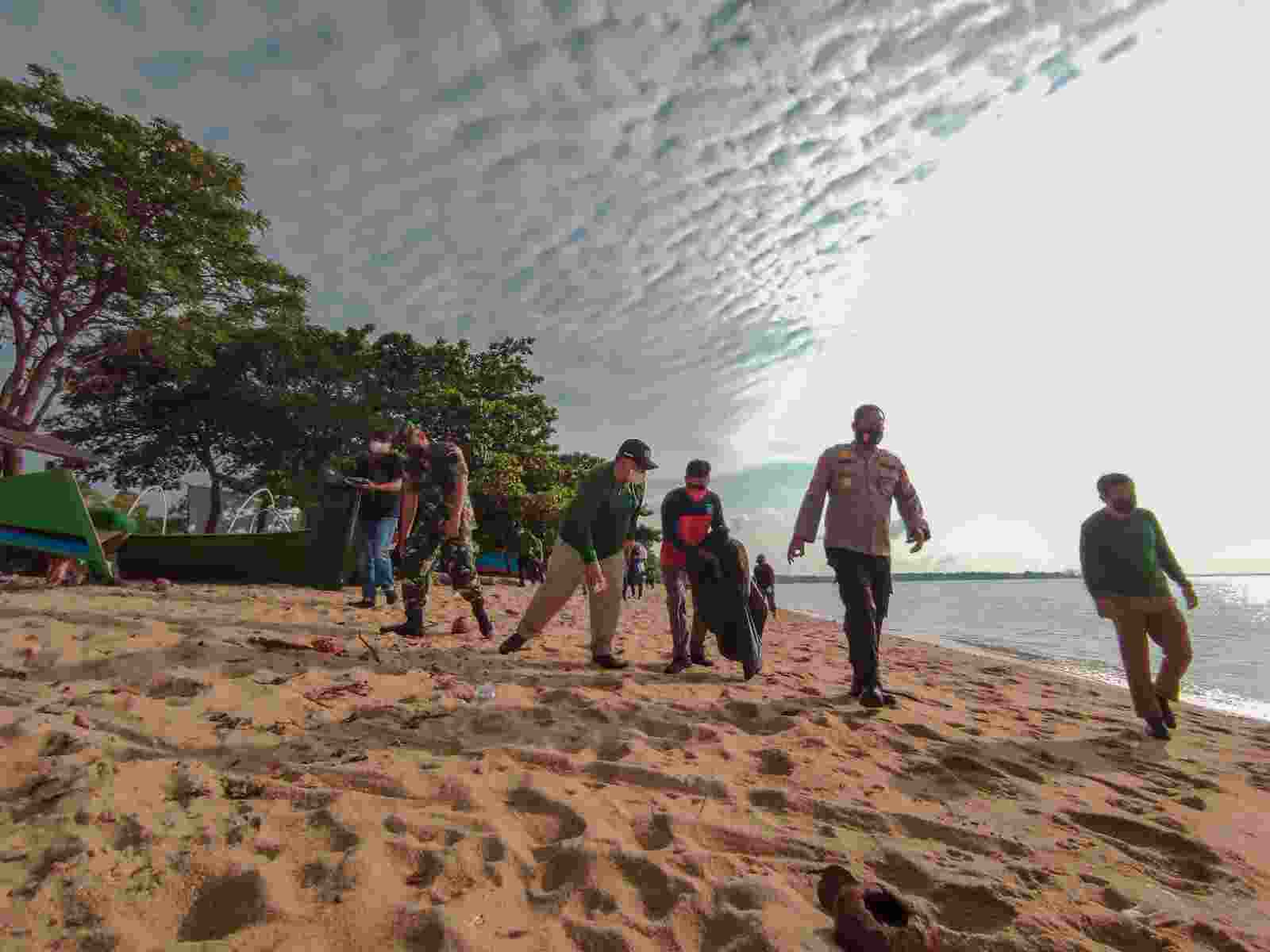 Libatkan ASN, Pemkab Babar Pungut Sampah di Bibir Pantai