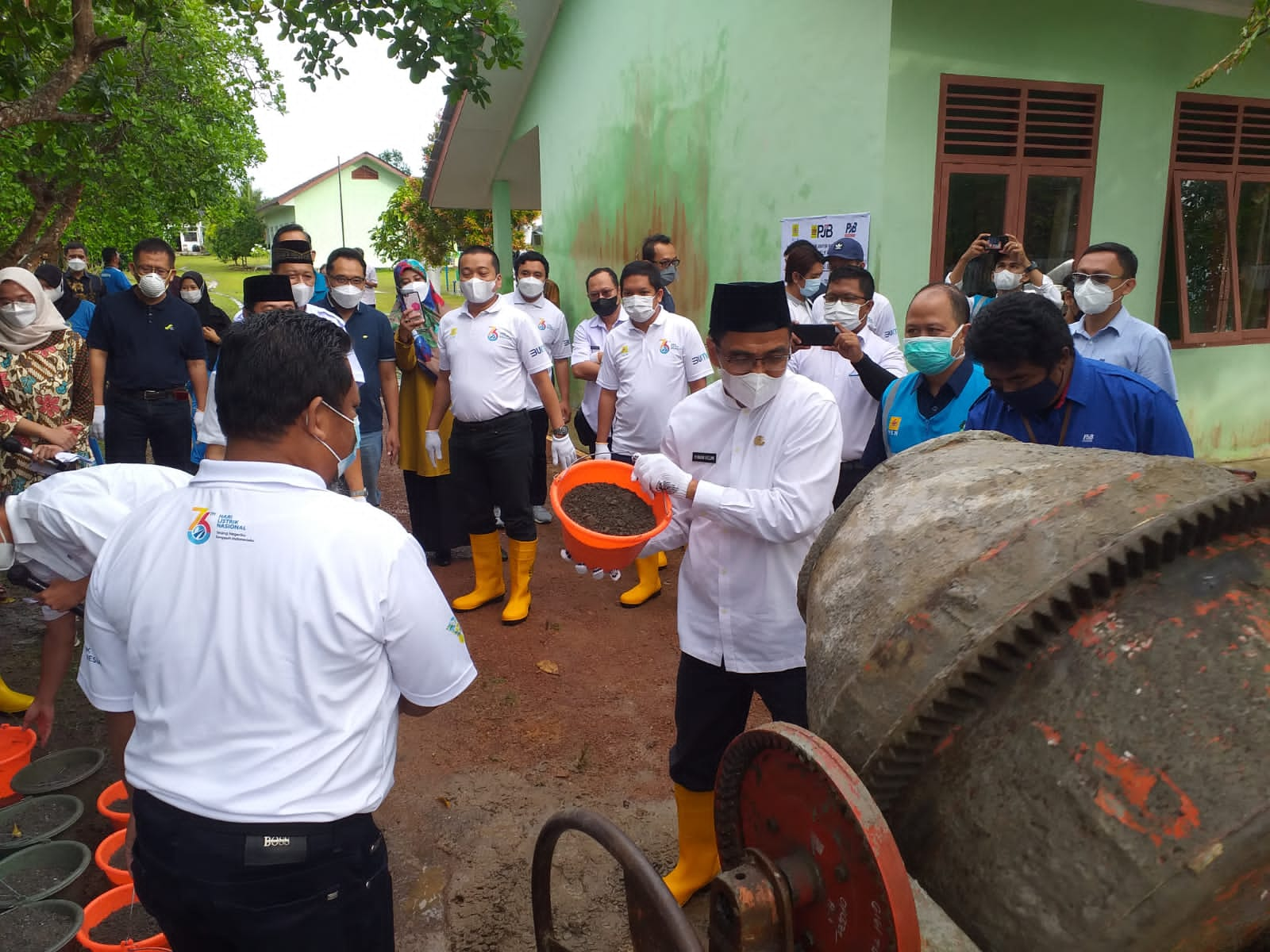 PLN Babel Bangun Fasilitas Jalan SMAN 1 Bakam Berbahan FABA