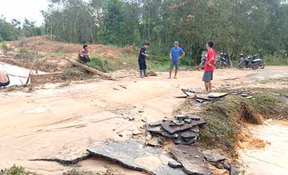 Jalan Dusun Bokor Penghubung Airduren-Kimak Rusak, Diduga Akibat Tanggul TI Jebol