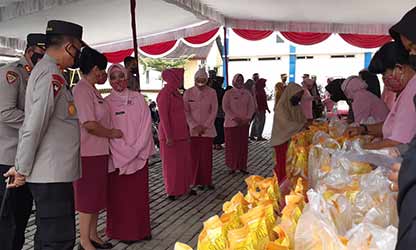Yayasan Kemala Bhayangkari Pangkalpinang Gelar Operasi Pasar Minyak Goreng