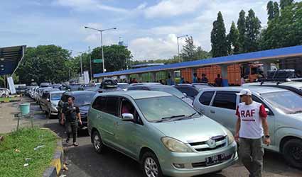 Ratusan Kendaraan dan Ribuan Penumpang Padati Pelabuhan Tanjung Kalian