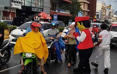 Apresiasi Konsumen dan Warga, Honda Patria Bagi Takjil Ramadan