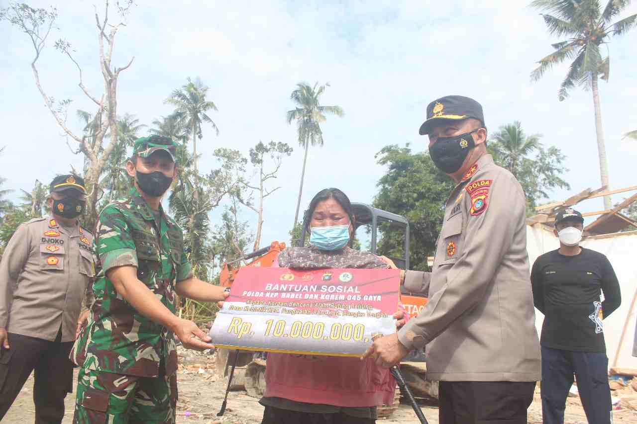 Danrem 045/Gaya Dan Kapolda Serahkan Bantuan Korban Bencana Alam Angin Puting Beliung Desa Kebintik