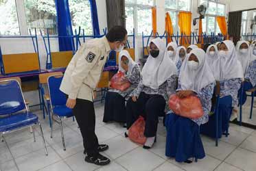SMPN 1 Koba Salurkan 110 Paket Sembako, Bupati Algafry : Bulan Ramadan Jangan Disiakan!
