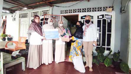 Karyawati Unmet Muntok, Berbagi Paket ke Guru Ngaji di Hari Kartini