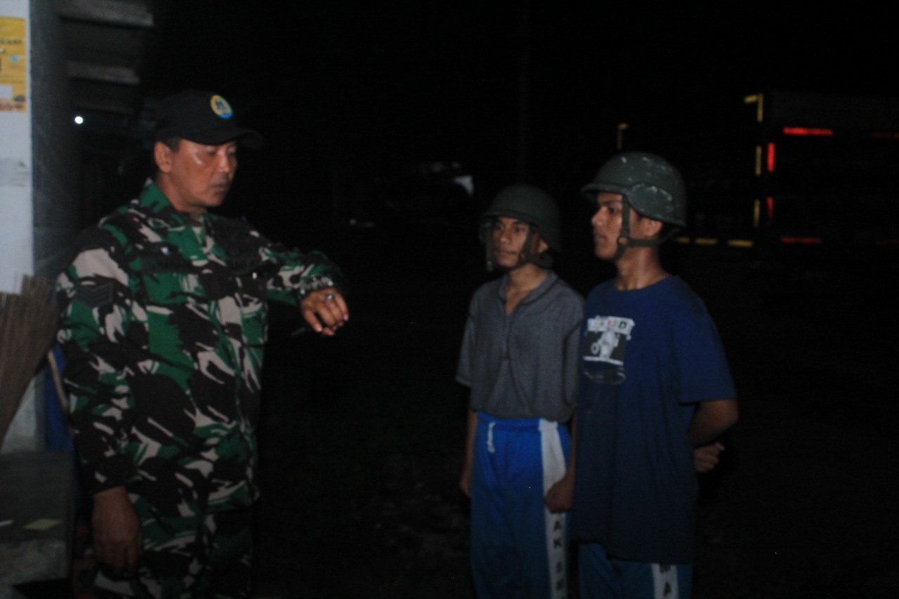 Melatih Mental dan Keteguhan Hati Siswa SMAK Seminari  Mario John Boen Melaksanakan Latihan Jurit Malam