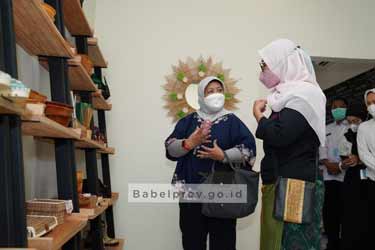 Kunjungi Ruang Melati, Istri Pj Gubernur Jatuh Cinta dengan Batik Tanah Wari