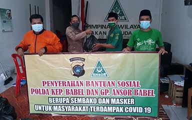 Bersama PW Ansor Babel, Polda Bagikan Sembako dan Masker