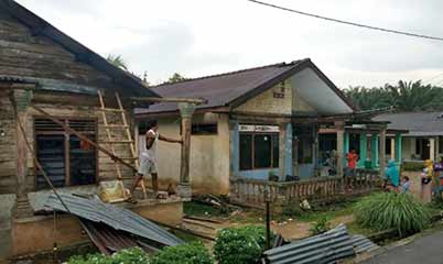 Puting Beliung Sapu 6 Rumah di Desa Malik