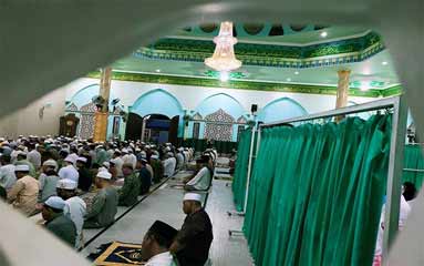 Tarawih di Masjid dan Buka Puasa Bersama Boleh