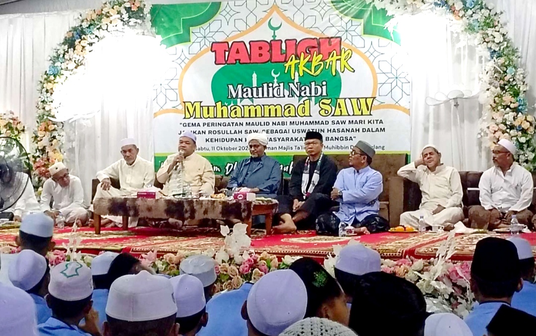 Bersama Masyarakat, Bupati Bateng Hadiri Maulid Nabi Muhammad di Desa Perlang