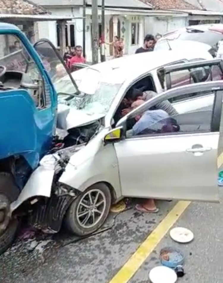 Di Jeriji Bangka Selatan, Truck VS Minibus, 10  Luka Berat, 4 Anak anak 