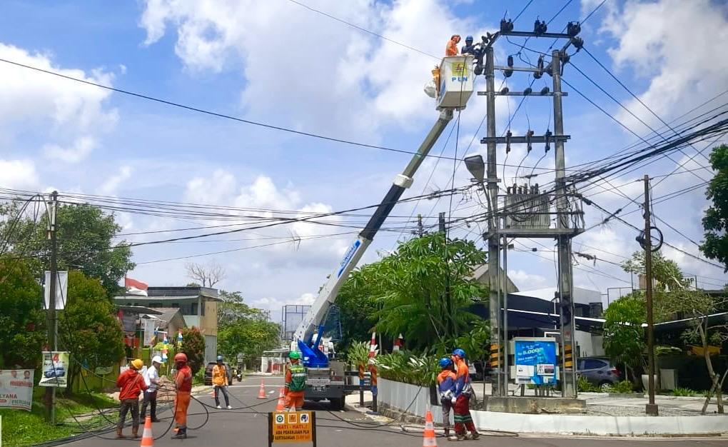 Jaga Keandalan Listrik, Tim PDKB PLN UP3 Bangka Laksanakan Pemeliharaan Tanpa Pemadaman