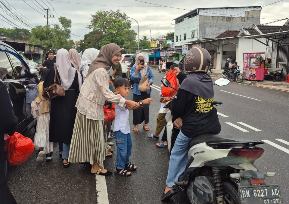 TK Kutilang I Pangkalpinang Ajarkan Anak Didiknya Berbagi di Bulan Ramadan