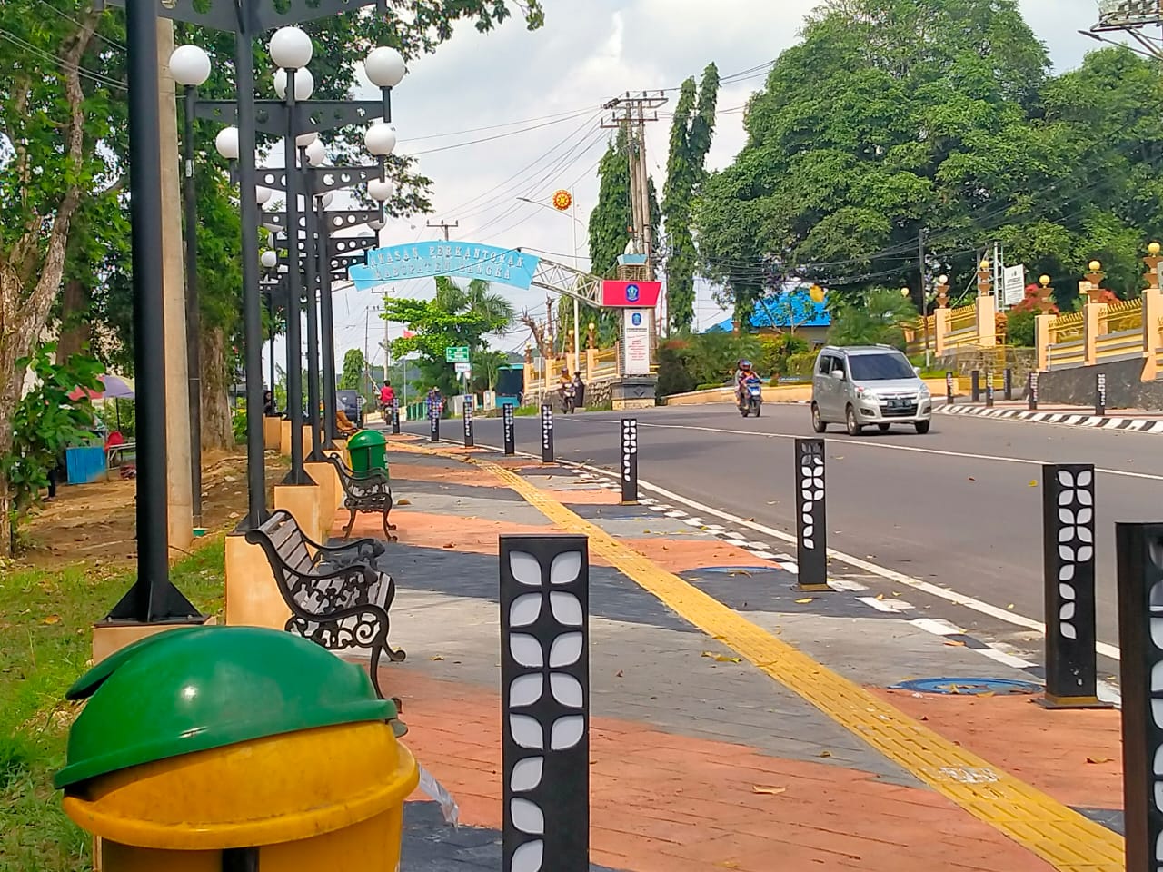 Kondisi Pendestrian Hutan Kota, Lampu Mati, Kursi Patah Berulang Kali, Dinas PUPR Salahkan Oknum Nongkrong