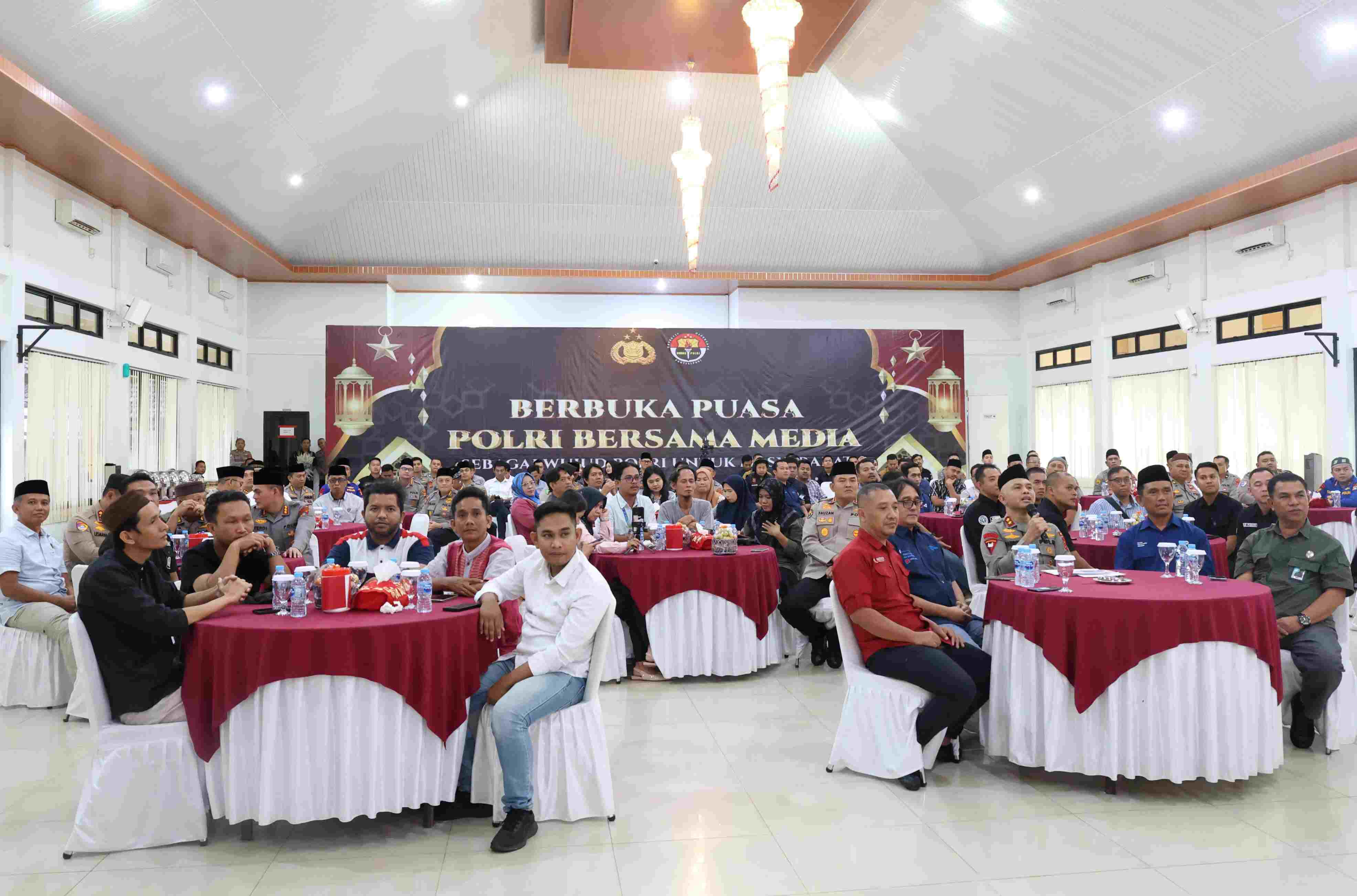 Pererat Keakbaran, Polda dan Media Bagi-Bagi Takjil dan Bukber