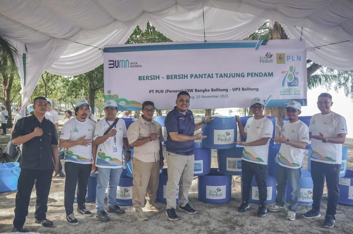 Dukung Pariwisata Belitung, PLN Salurkan Bantuan Tempat Sampah di Pantai Tanjung Pendam