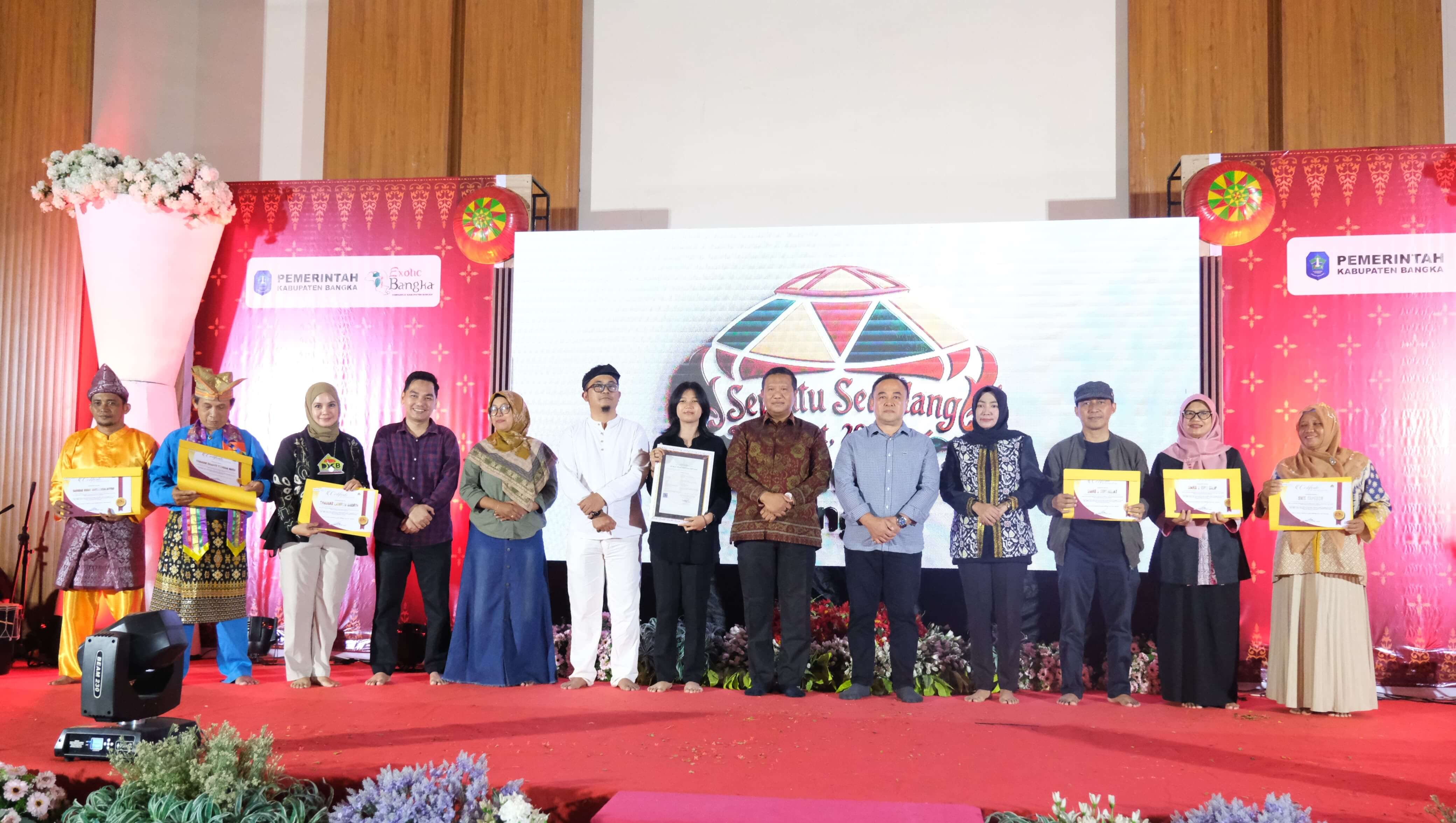 Kemenkum Babel Serahkan Sertifikat Hak Cipta tari Sambut Sepintu Sedulang