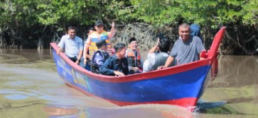 Pemkab Bangka Tengah Serahkan Bantuan Kapal dan Alat Tangkap Kepada Nelayan Kurau