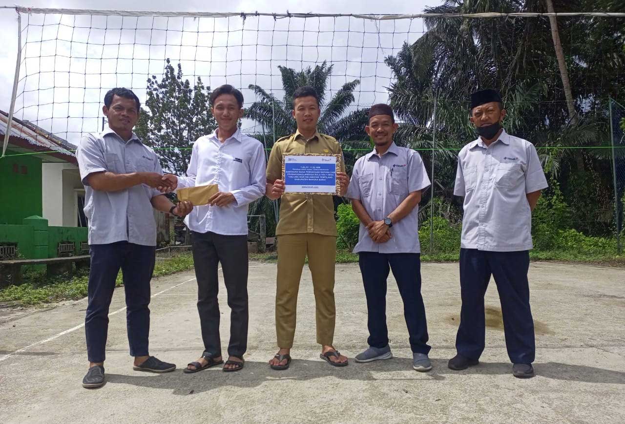 PT Timah Tbk Serahkan Sarana dan Prasarana Olahraga di Desa Nyiur