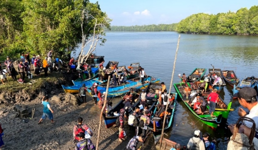 Strike... Serunya Lomba Mancing Udang di Sungai Kayu Arang ala UBB