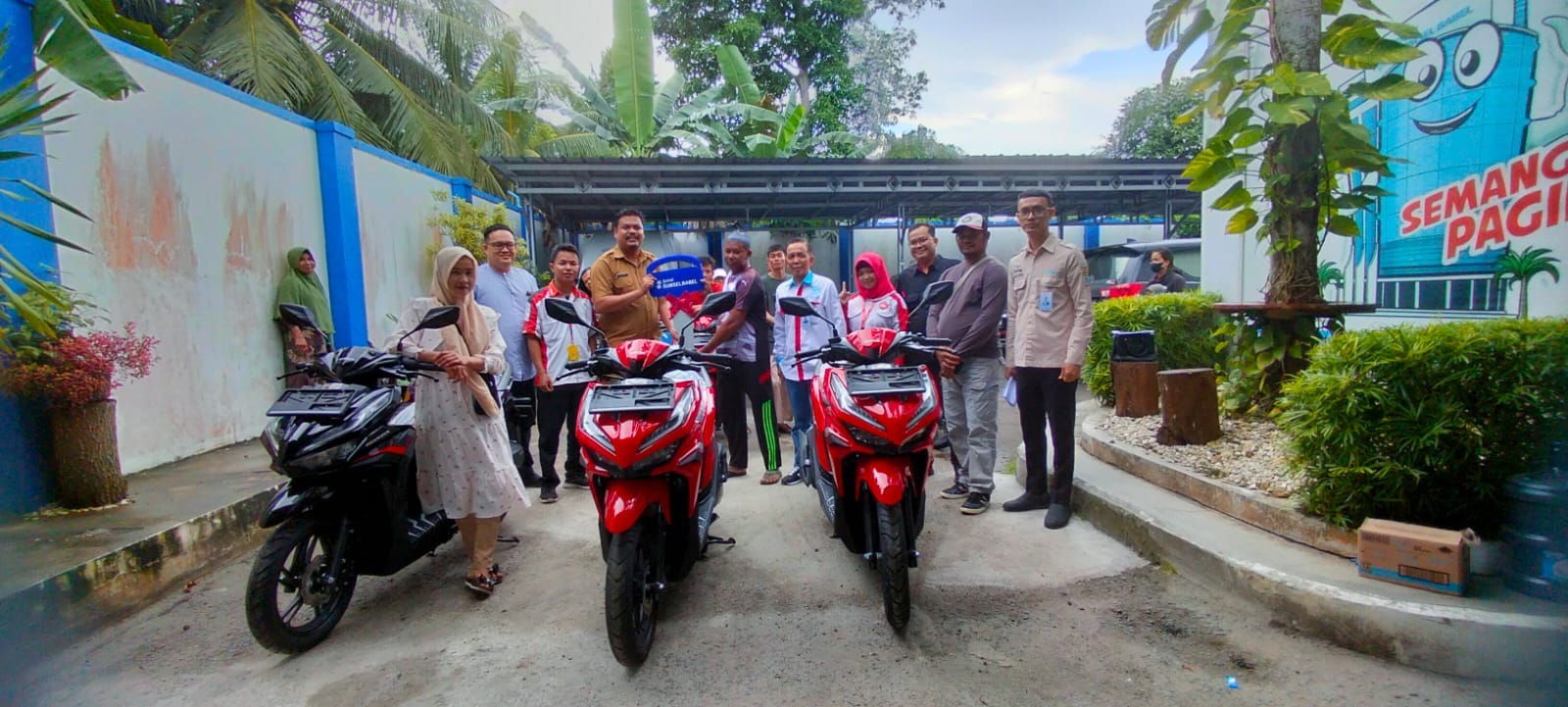 Terobosan Baru Kades Perlang dan Bank SumselBabel, Ketua RT di Desa Perlang Dapat Motor dan HP