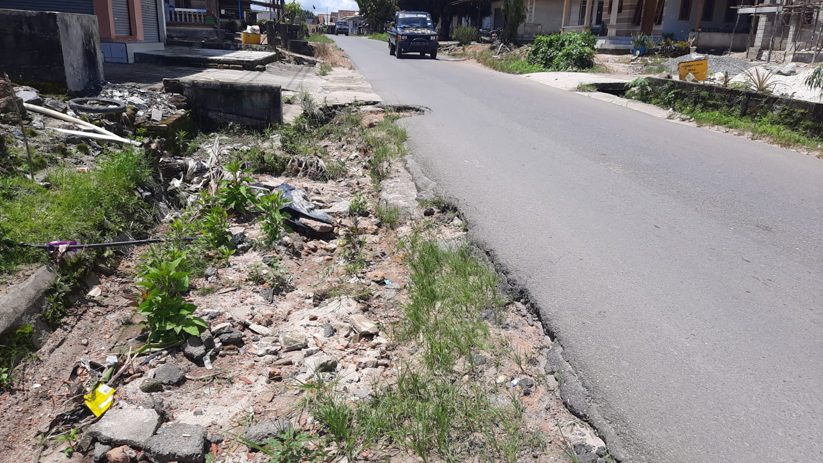 Meski Raih ADWI, Jalan Desa Perlang Masih Rusak Parah, Ini Upaya Kades Ronie 