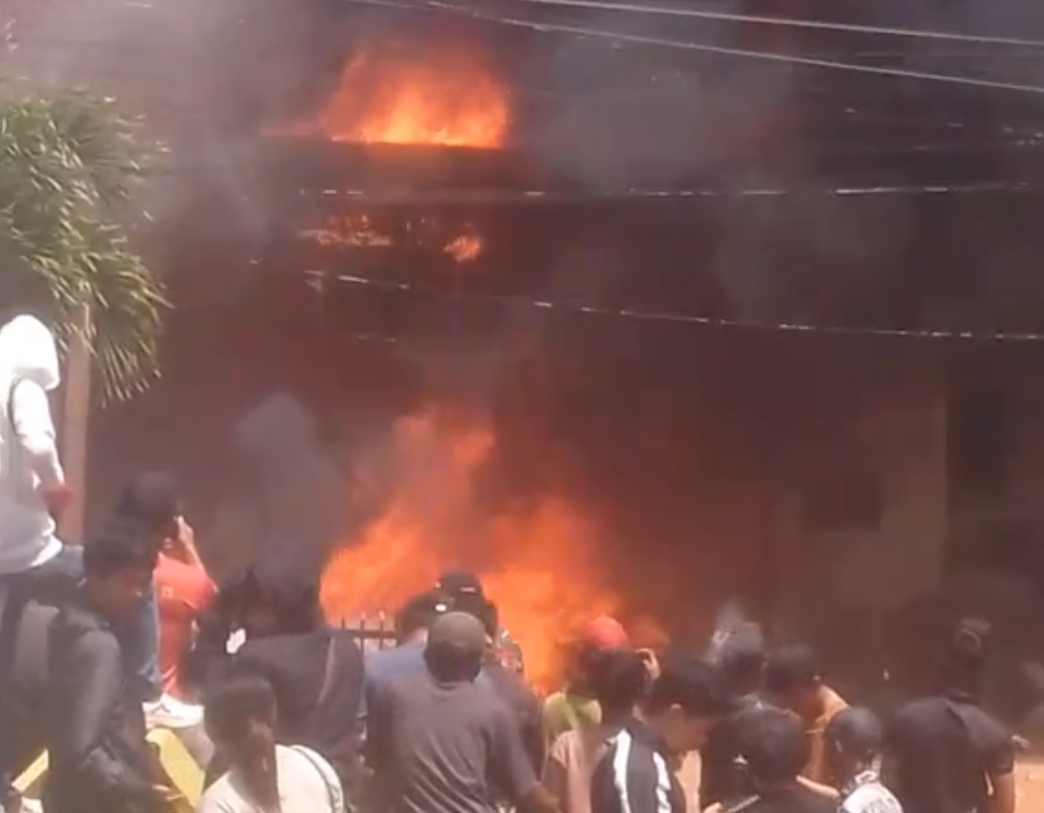 Kantor PT Timah di Gantung Dibakar Massa Penambang