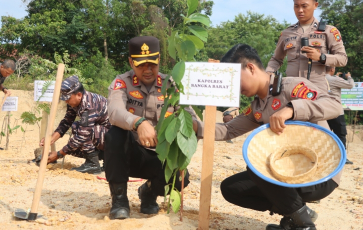 Bekas Tambang Dihijaukan Kapolres Bangka Barat
