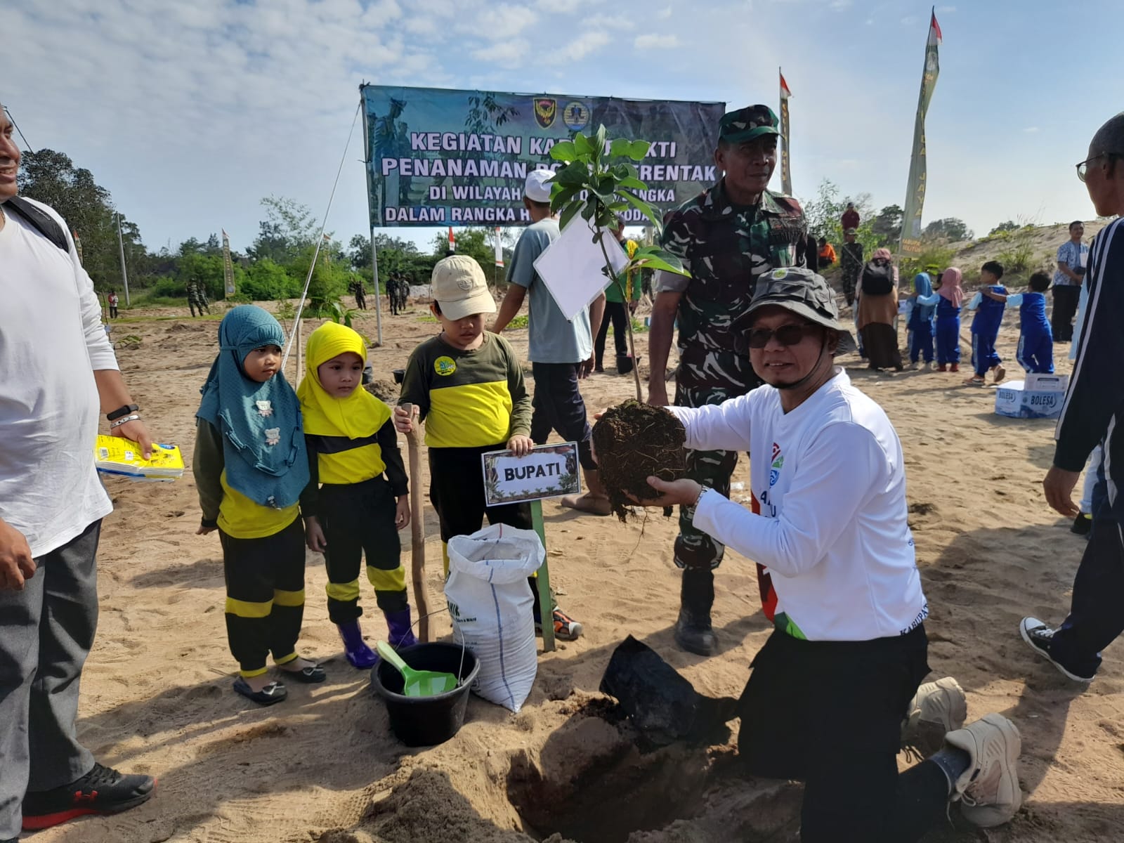 HUT 78 Kodam II/SWJ, Area Bekas Tambang Kobatin Ditanami Ratusan Pohon