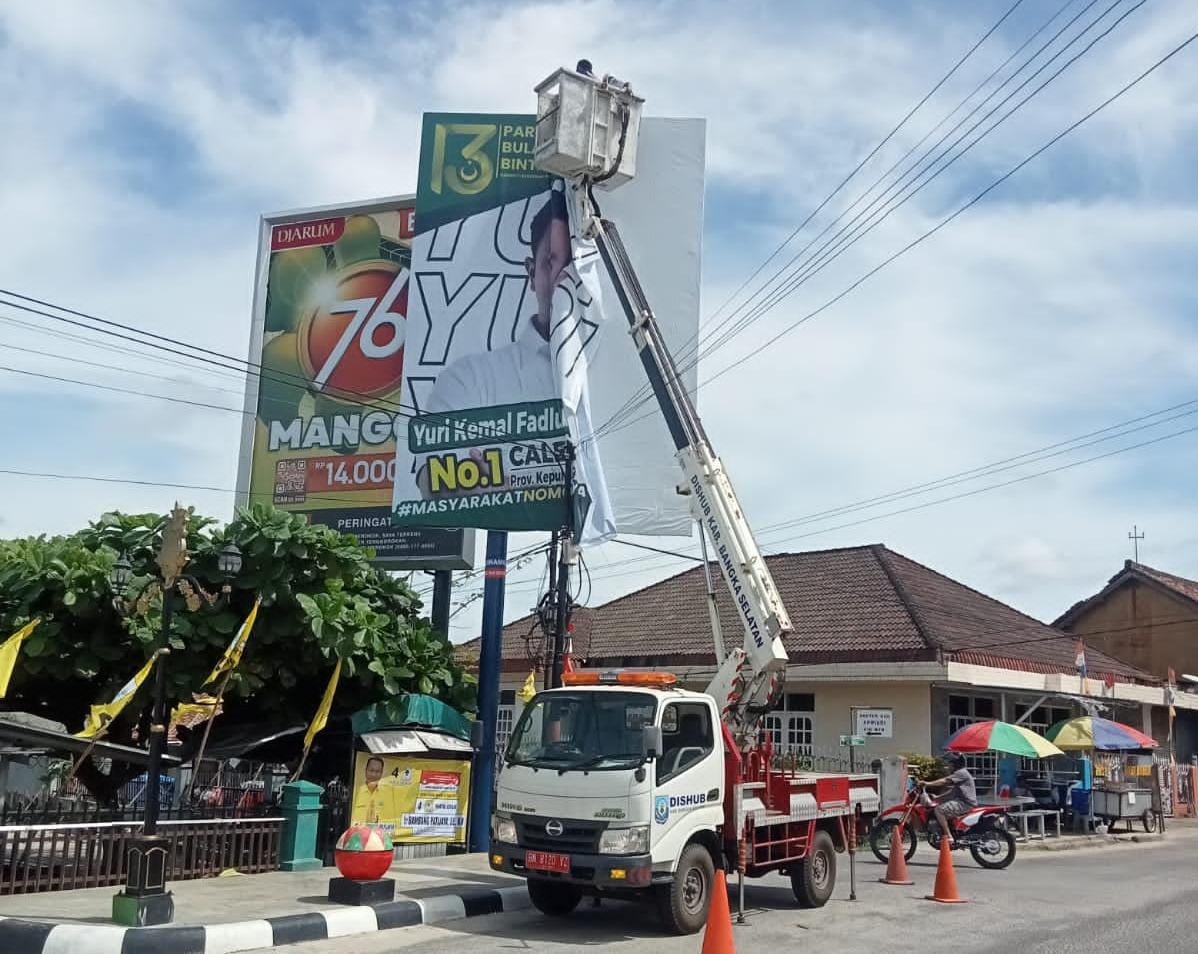 Masih Tak Patuh, Bawaslu Basel Tertibkan Baliho Caleg 