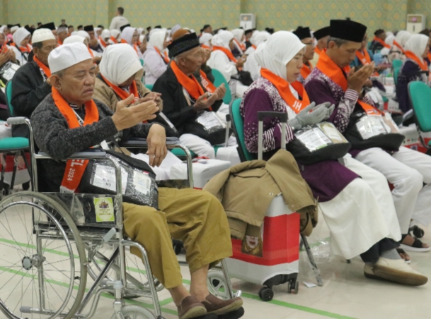 Lepas Jemaah Calon Haji, Pj Gubernur Safrizal Titip Doa Untuk Negeri Serumpun Sebalai