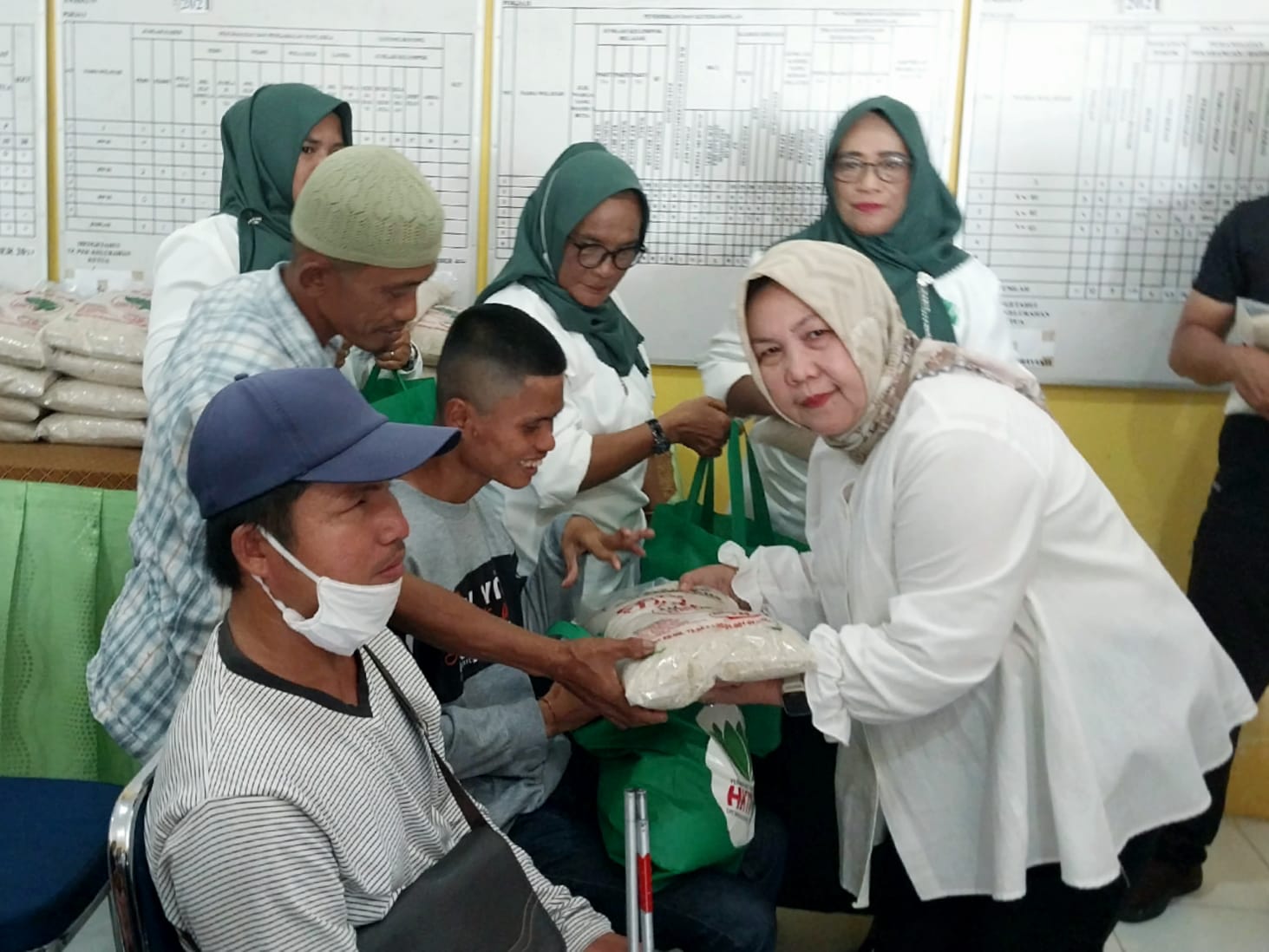 Jumat Berbagi, HKTI Bersama Sekda Radmida Bantu Disabilitas