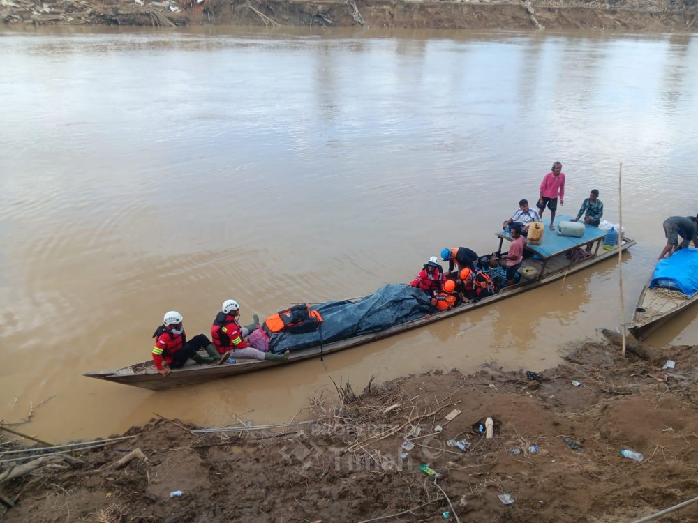 Mengarungi Sungai, Tim ERG PT Timah Tbk Antarkan Bantuan Logistik untuk Warga Kampung Sekumur di Aceh Tamiang