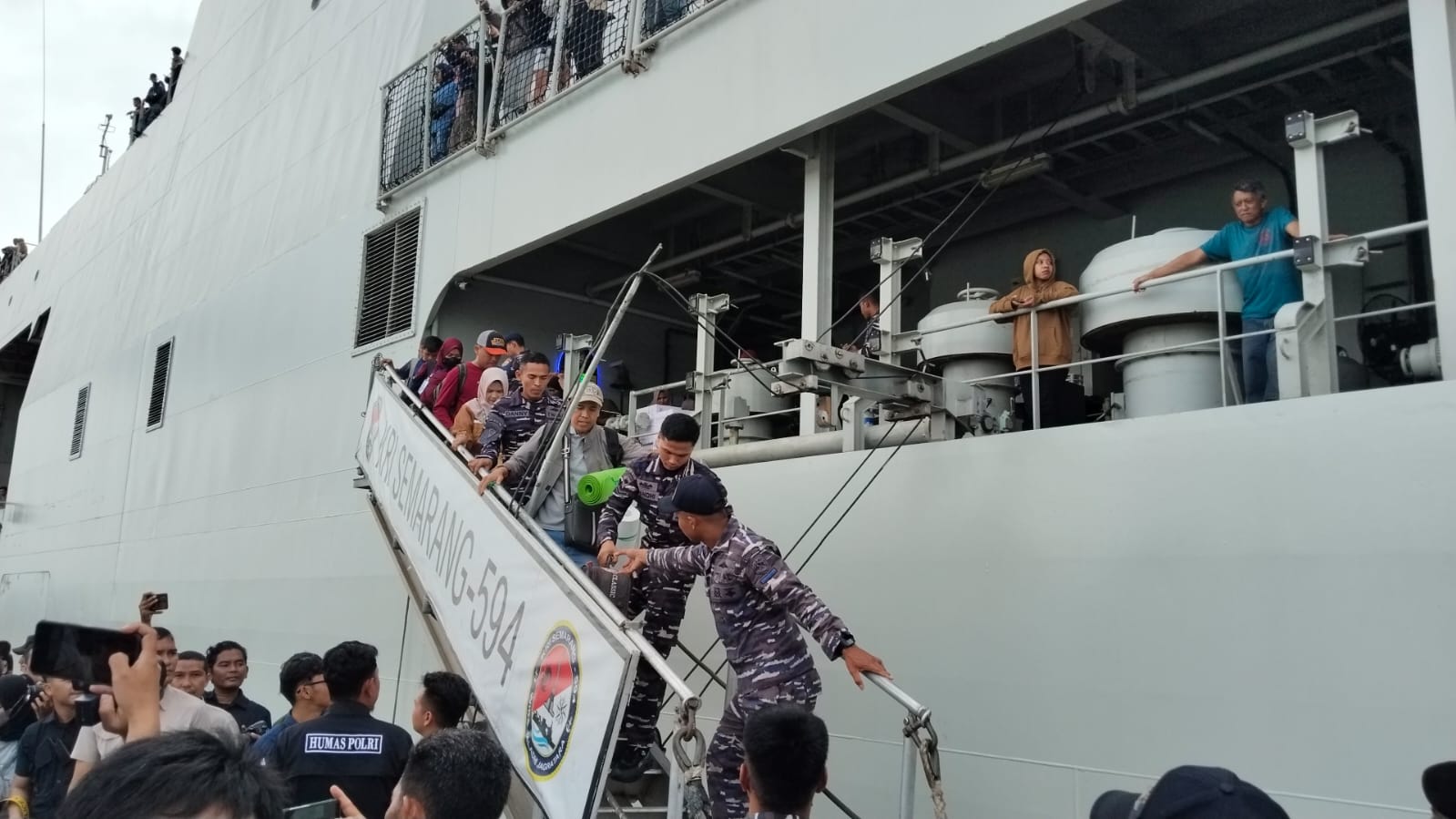 KRI Semarang-594 TNI AL Tiba di Belinyu, Bawa 1.239 Pemudik Secara Gratis 