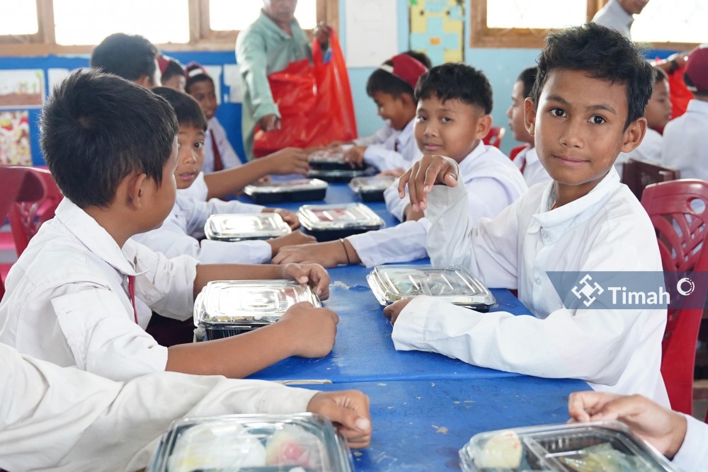 Gandeng HNSI Bangka, PT Timah Selenggarakan Program Makan Bergizi di SDN 04 Puding Besar