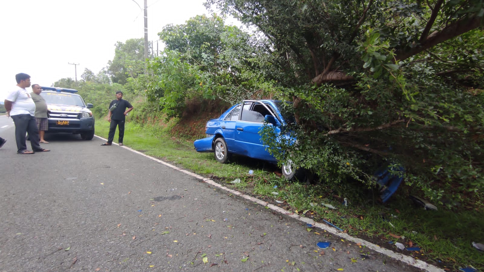 Diduga Ngantuk, Sedan Seruduk Pohon di Jalan Tanjung Kalian Muntok