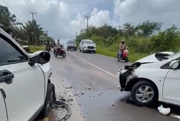 Breaking News! Dua Mobil Adu Kambing di Jalan Bencah Airgegas, Ada Plt Kepala DPMPTSP Basel di Lokasi