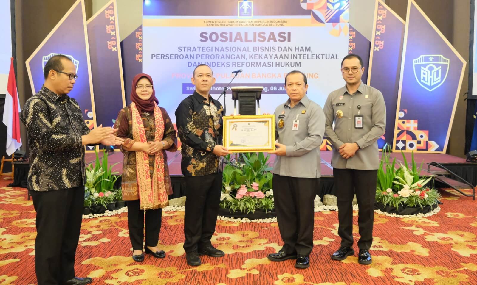 Kakanwil Harun Sulianto Beri Penghargaan pada Pemkab Bangka dan Bangka Tengah