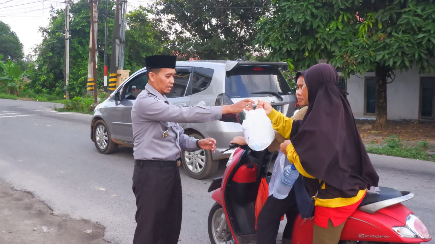 Berbagi Kebaikan di Bulan Ramadan, Lapas Narkotika Pangkalpinang Bagikan Takjil kepada Masyarakat 