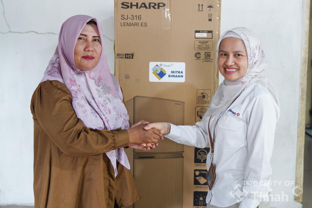 PT Timah Tbk Bantu Pelaku UMKM Rusip Asri Jaga Kualitas Produksi Melalui Bantuan Kulkas
