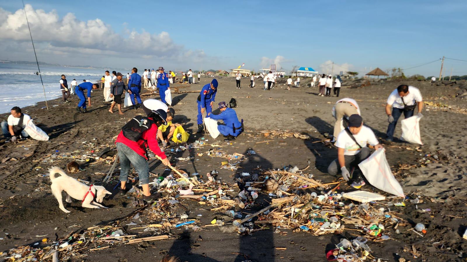Srikandi PLN Babel Beraksi di Zero Waste Warriors, Wujudkan Pantai Bersih dan Lingkungan Lestari