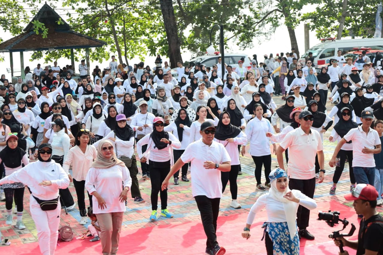 Ribuan Masyarakat Padati Pantai Pasir Padi, Festival Layangan dan Color Run  Bius Masyarakat