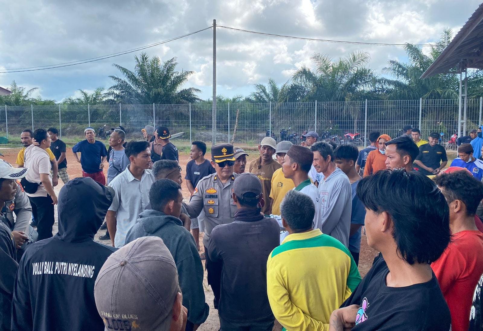 Dikawal Polres Basel, Masyarakat Tanjung Labu Sampaikan 6 Tuntutan ke PT. SNS