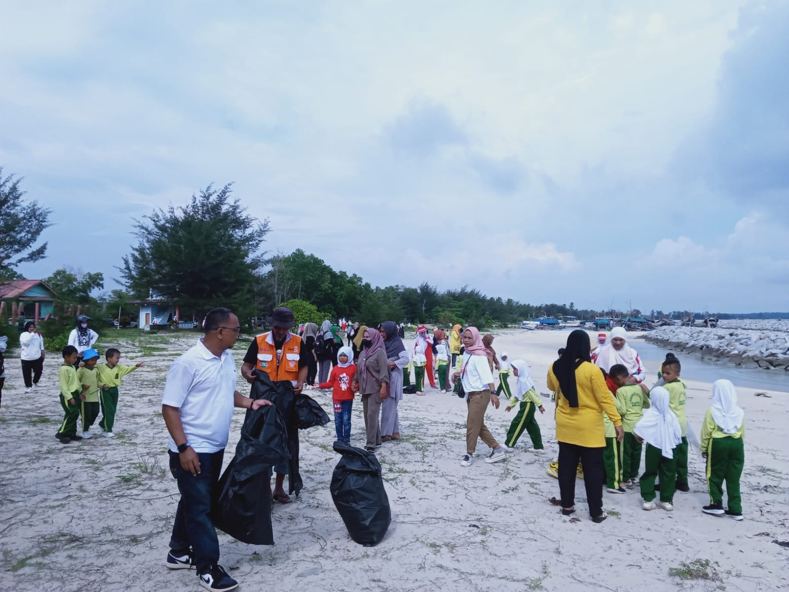 Anak-anak TK dan KB Aisyiyah Sungailiat Pungut Sampah di Pantai Matras