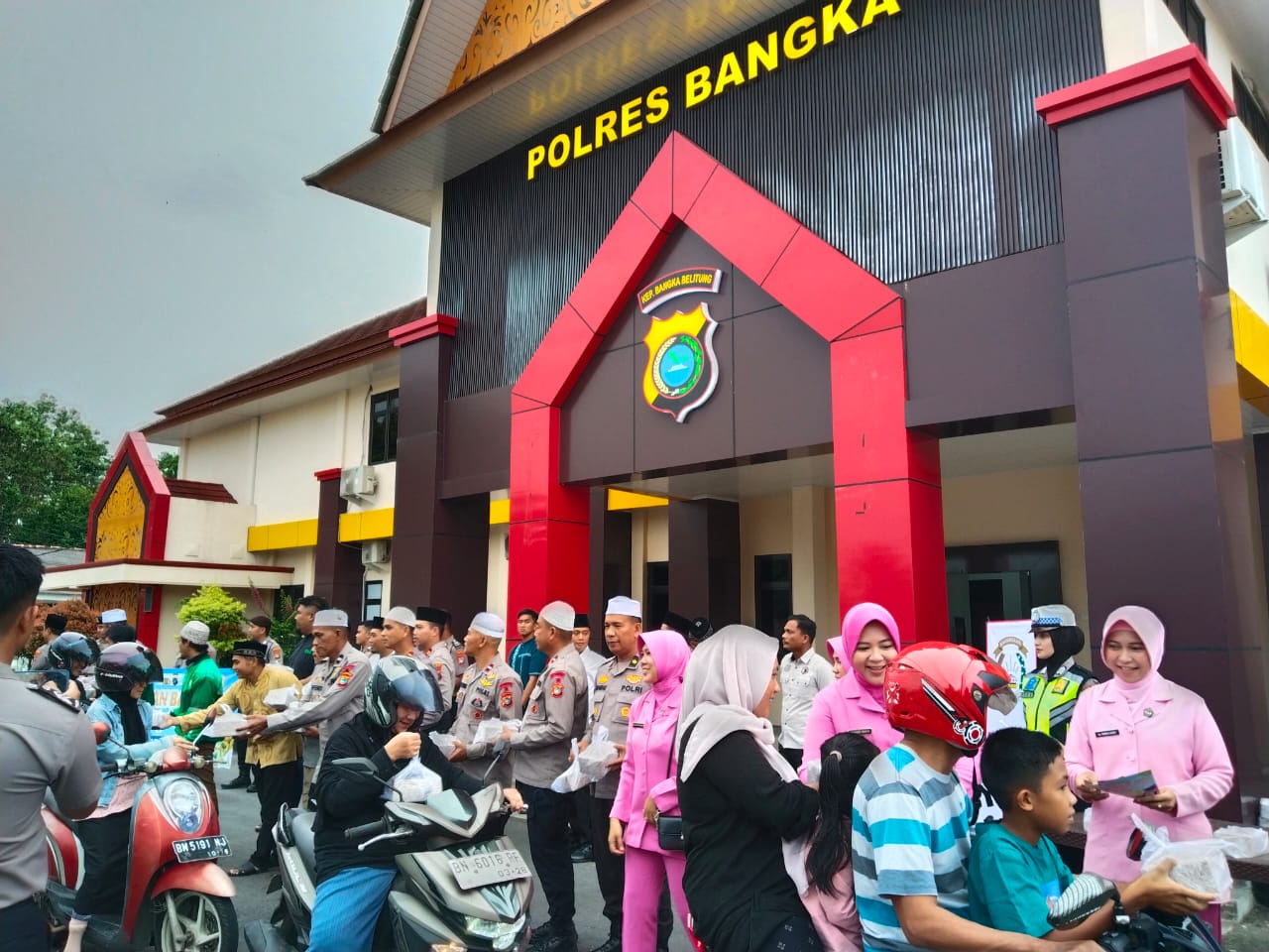 Polres Bangka Bagikan Takjil Gratis ke Ojol dan Warga 