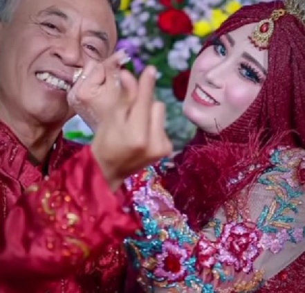  Bukan Datuk Maringgih, Bukan Siti Nurbaya, ke Pelaminan   Karena Saling Cinta, Meski Usia Terpaut 40 Tahun